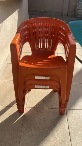 Conjunto cadeiras de plástico 
