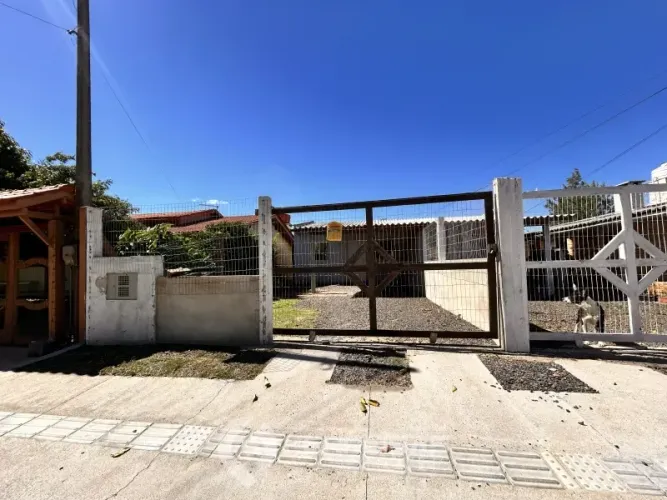 Locação anual casa 2 dormitórios com pátio amplo lado mar Nova Tramandaí