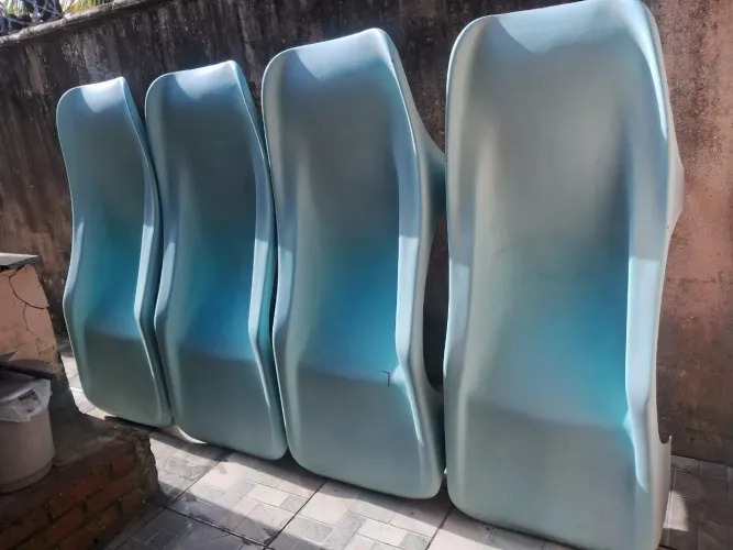 4 Espreguiçadeiras de fibra de vidro para piscina
