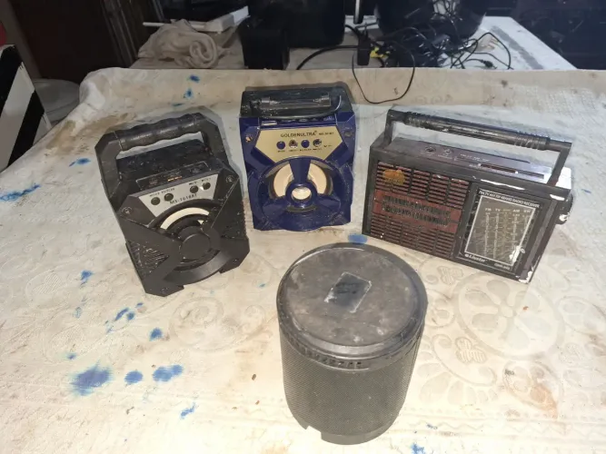 lote com 4 radios .serve para consertar ou retirada de peças