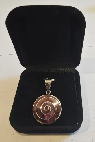 Pingente Espiral Pachamama em Prata 950 com Pedra Natural Rosa incrustada