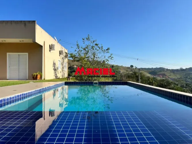 Chácara dos Sonhos à Venda em Igaratá - Casa com Piscina e Vista para o lago!