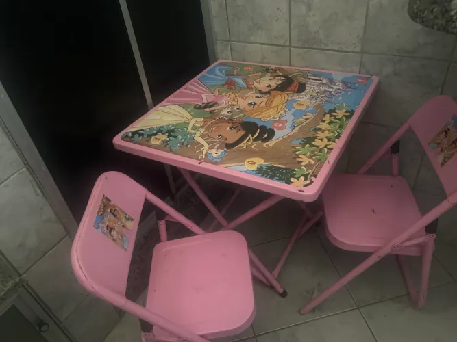 Mesa com 2 cadeira infantil