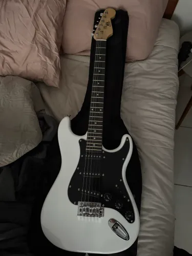 Guitarra Strato Konig + amplificador bluetooth