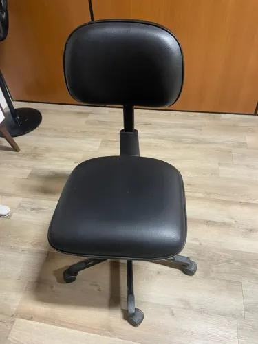 Cadeira Seminova Modelo Secretária Giratória Cor Preto Corino