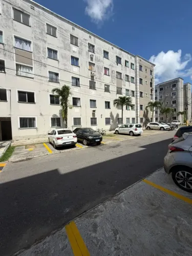 2/4, Lauro de Freitas, 2°andar, novo, Condomínio fechado