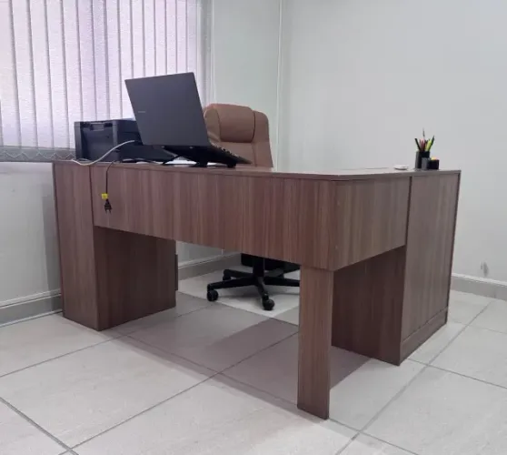 Mesa e estante de escritório