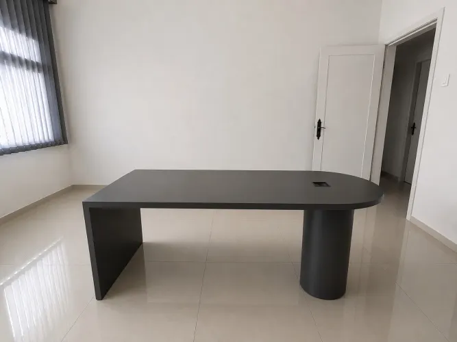 Mesa de escritório de marcenaria com tomadas