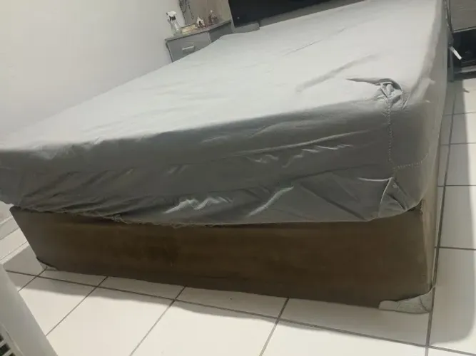 Cama box(colchão + base de madeira)