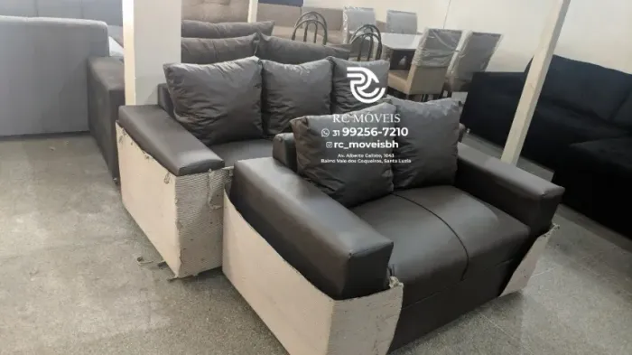 Sofá 3 e dois lugares com Puff Couro ecologico Sintético D33 Direto da Fábrica