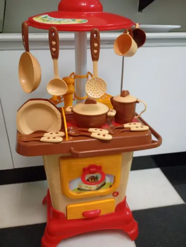 Vendo cozinha infantil semi nova