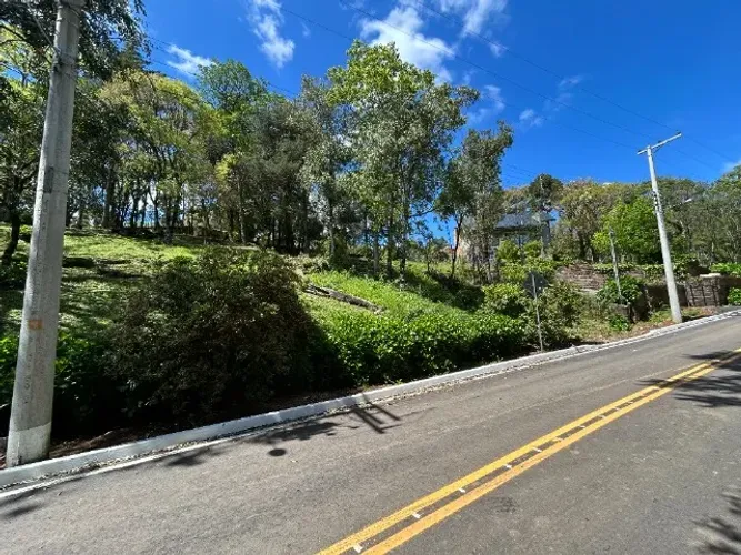 Vende-se terreno com 840,00 m² em Gramado/RS - Loteamento Vale dos Pinheiros
