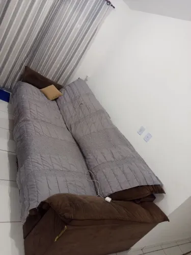 Sofá grande retrátil na cor marron chama no zap *