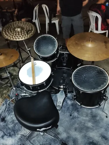Bateria Nagano onix,muito nova,chimbal e condução zildijan,ataque avatar,nada espanado,