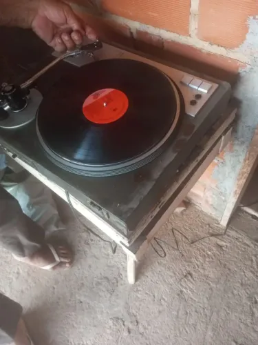 Toca discos + caixas de som original