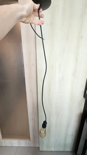 Pendente simples com lâmpada de filamento funcionando
