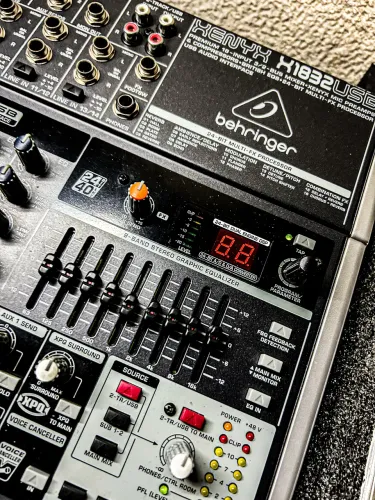 Mesa de som profissional BEHRINGER 