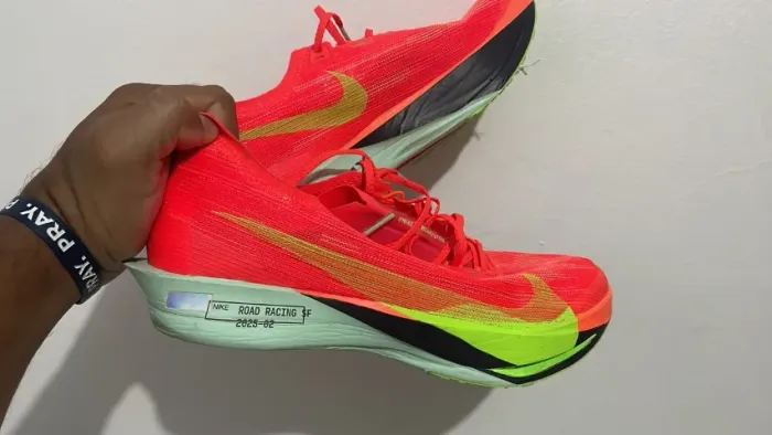 tenis de corrida nike streak fly02. 41, porém a forma é pequena. na caixa.