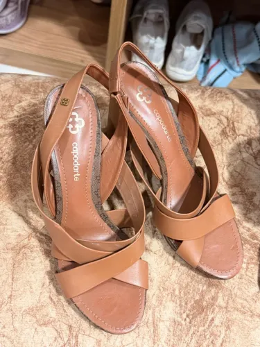 Sandália Capodarte semi nova n 37