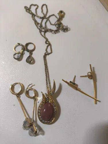Corrente com Pingente + 3 Brincos - DESAPEGO