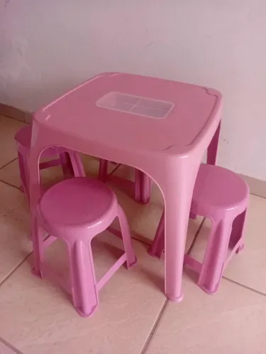 Mesa inteira com 4 banquetas 