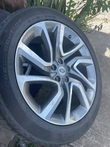 Uma roda aro 21 land rover