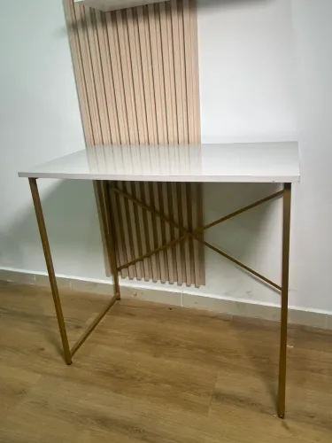 Mesa Escrivaninha Branca com Estrutura Dourada - 76 cm
