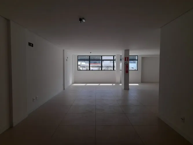 Sala comercial com varandão no São Mateus para locação