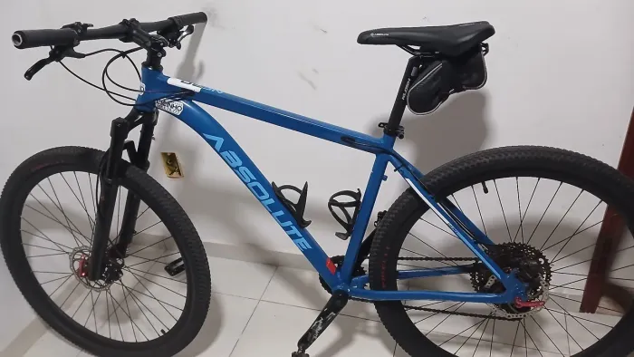 BICICLETA ABSOLUTE ARO 29 12V + CAPACETE FOX 