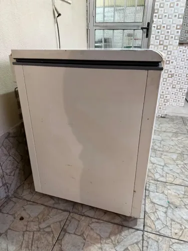 Freezer de 1 porta grande.