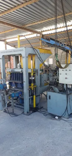 Máquina de blocos de concreto.