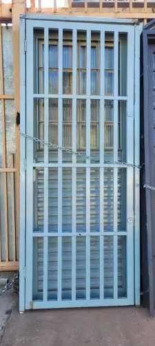 PORTA 90X215 VENEZIANA C/VIDRO E GRADE DE PROTEÇÃO 