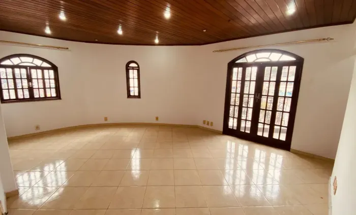 APARTAMENTO DE 2 QTOS C/ VARANDA EM VILA TIRADENTES ESQUINA DA AV. GETÚLIO DE MOURA!