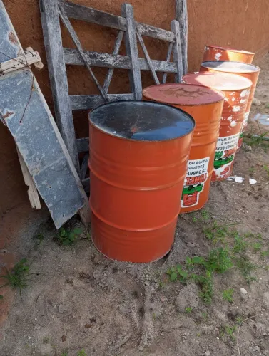 Venda de tonéis de ferro por 50,00 cada