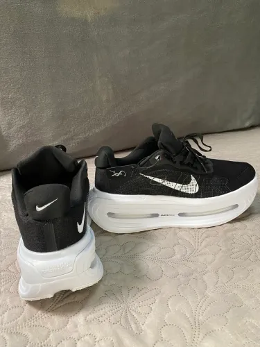 NIKE VOMERO 