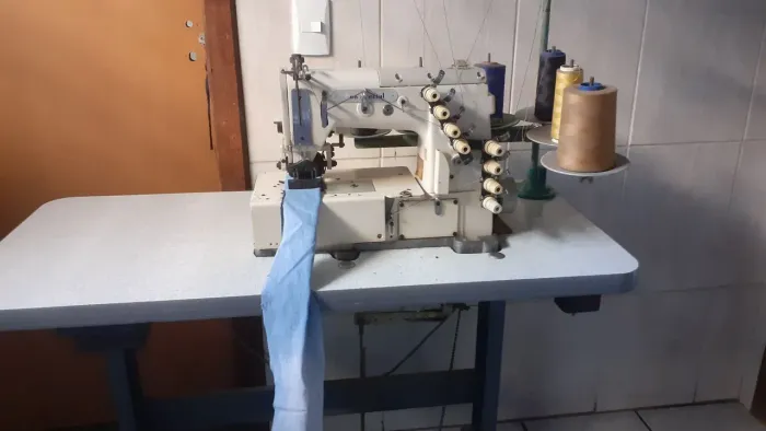 Máquina de rebater cos 4 agulhas