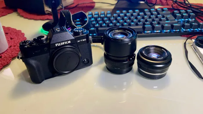 Fujifilm X-T30 + 50mm f2 + 25mm f2 + baterias