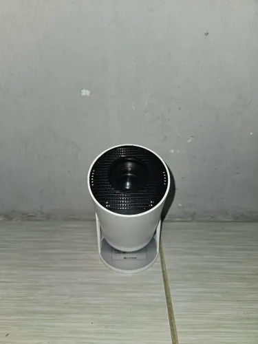 Projetor HY300 completo e funcional.
