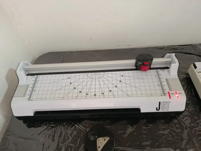 Plastificadora e guilhotina