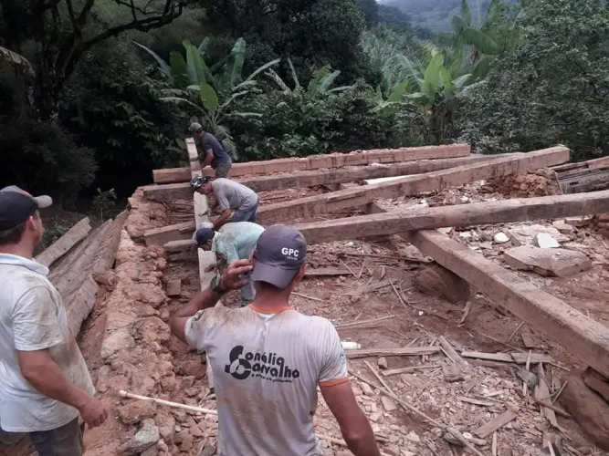 Colunas,barrotes e baldrames demolição. 