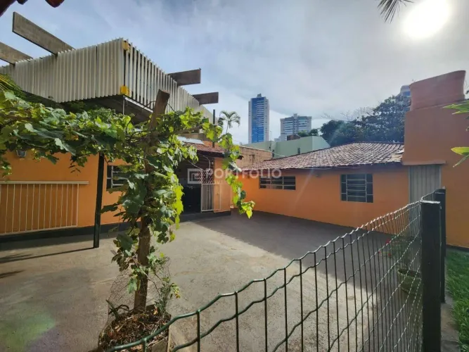 Casa na Rua 15, à venda com 315 metros terreno 647 metros Setor Marista - Goiânia - GO