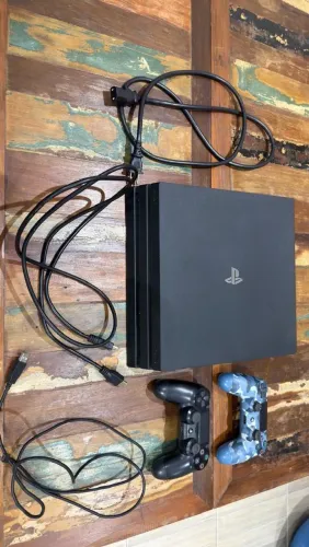 Vendo PS4 FAT 1T 2 Controles