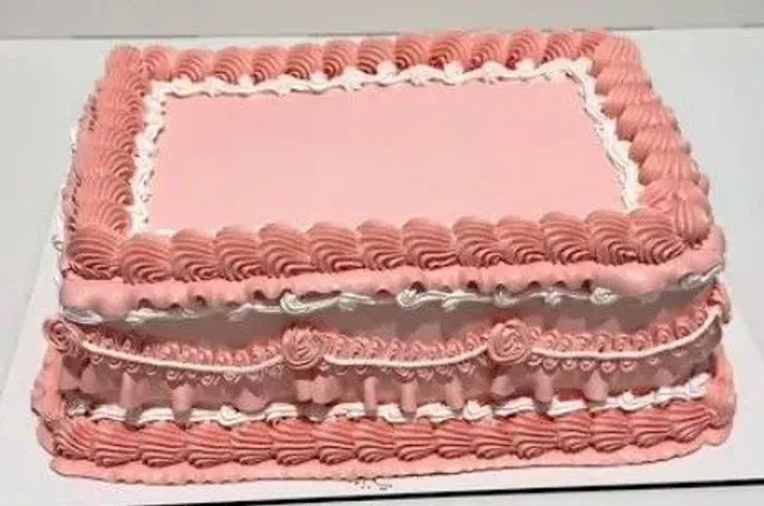 Vendo tortas e bolos para aniversário e festas , sabores a combinar com 50% de entrada .