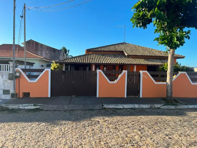 IExcelnte casa em Grussa, com 3 quartos sendo um suíte, varanda ampla, vaga coberta para c