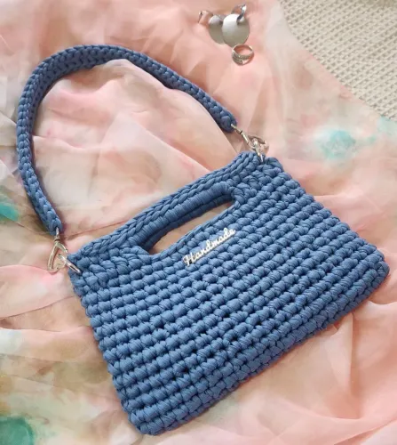 Bolsa em crochê azul claro