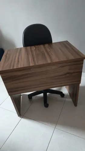 Para vender logo Mesa e cadeira de escritório