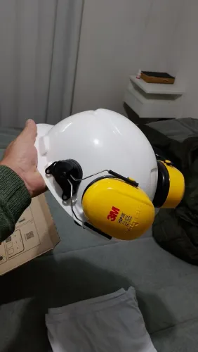 Capacete 3M com abafador H9 nunca usado.