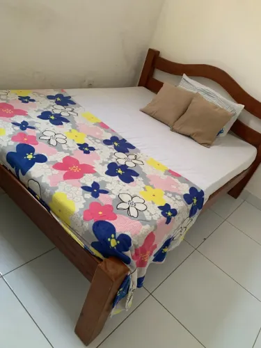 Vende-se Cama de Casal Madeira
