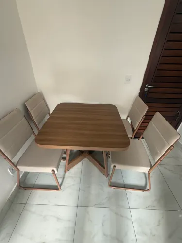 Mesa de jantar 4 lugares com cadeiras