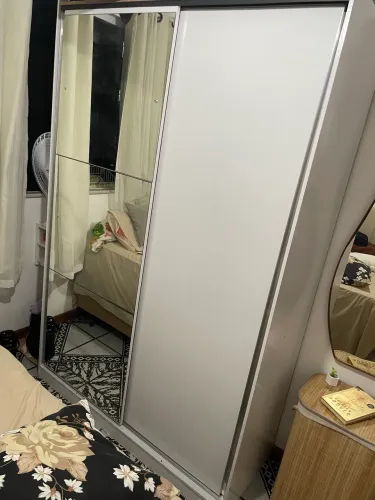 Guarda roupa com espelho